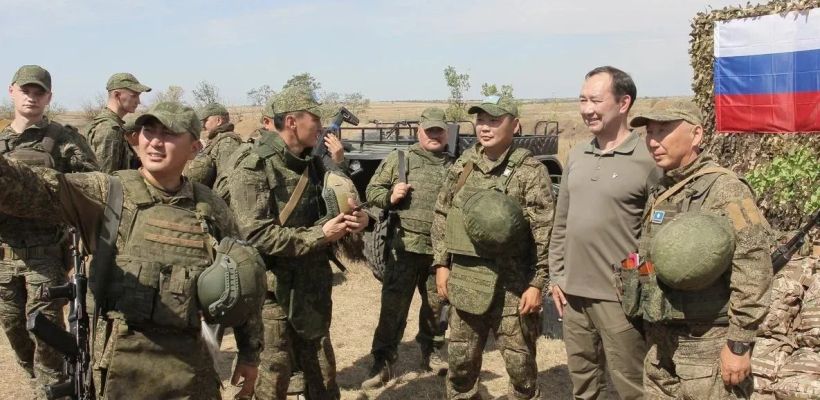 Фотографии главы Якутии с бойцами вызвали недоумение