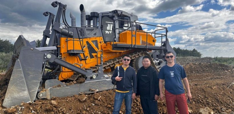 В Челябинске бульдозеристы  АО "Алмазы Анабара" испытывают новый ДСТ-Урал D40