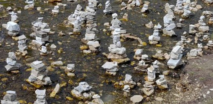 Ледник Булуус растаял и обнажил фигурки из камней