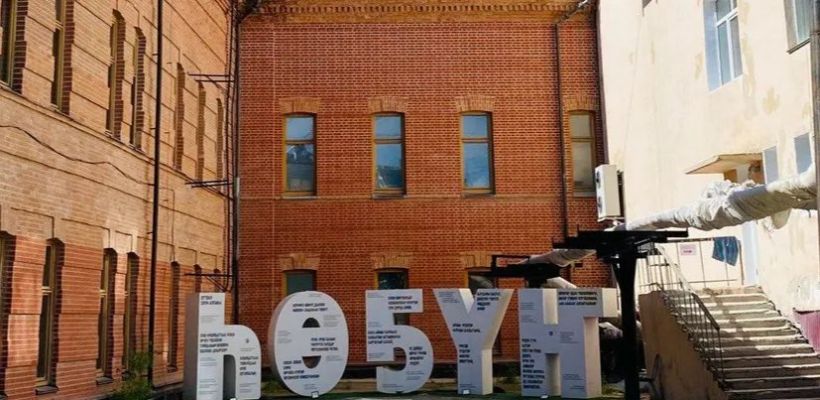 Нацбиблиотека Якутии опровергла сбор денег на перенос арт-объекта «ҺӨҔҮҤ»