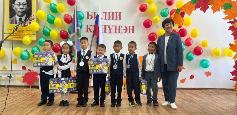Вручены подарки первоклассникам Томпонского и Таттинского районов от Виктора Лебедева