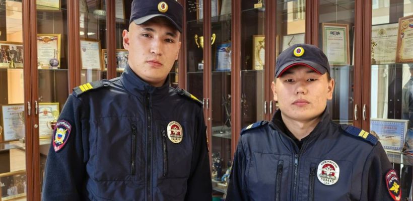 Якутские полицейские спасли пожилую семью на пожаре