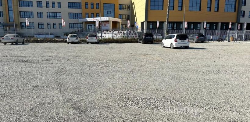 Фотофакт: Самая большая школа Якутии открылась без благоустроенной территории