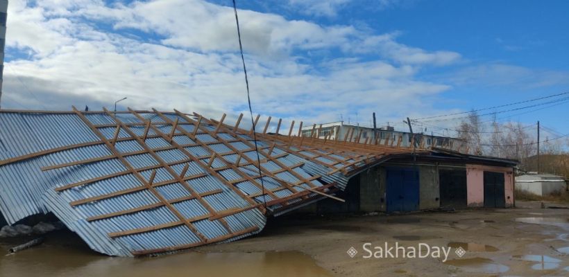 В Якутске упали столбы и сорвало крыши: последствия порывистого ветра. Куда обращаться?