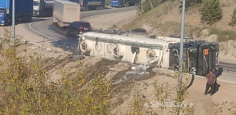 В Нижнем Бестяхе опрокинулся бензовоз: дорога к паромной переправе перекрыта
