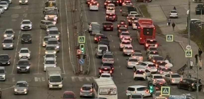 Мэр Якутска Евгений Григорьев возмутился огромной пробкой на полгорода