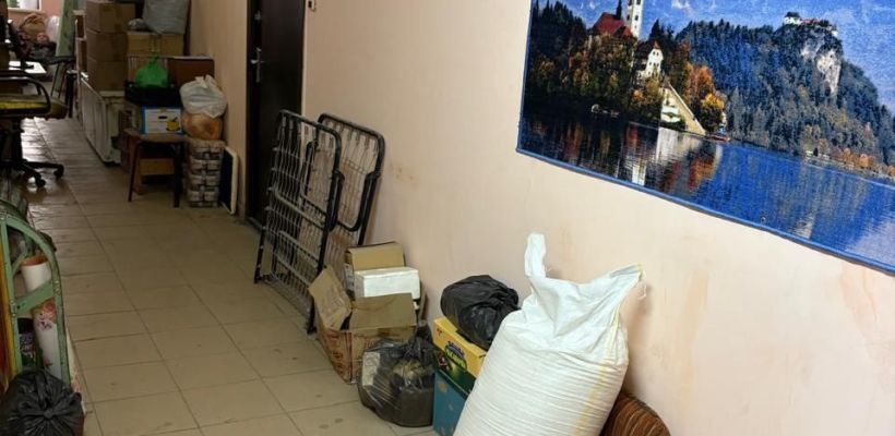 Семья, обосновавшаяся в Якутске в подъезде, не съехала до сих пор