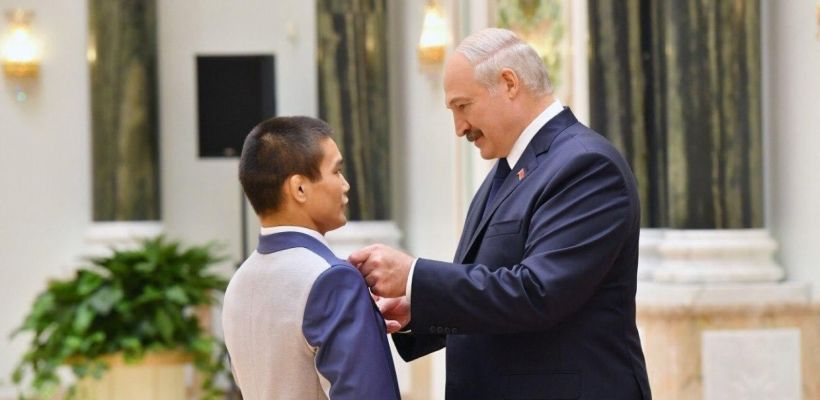 Фотофакт: Лукашенко вручил почетный знак якутянину