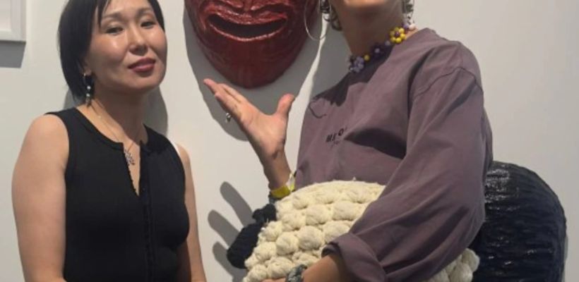 Фотофакт: Актриса Ирина Горбачева купила работу якутской художницы Йэн Сур