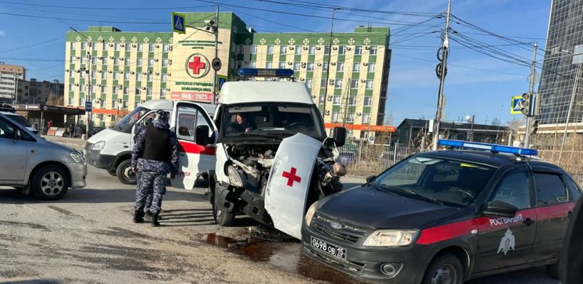 Фотофакт: Автомобиль скорой помощи столкнулся с автобусом в Якутске