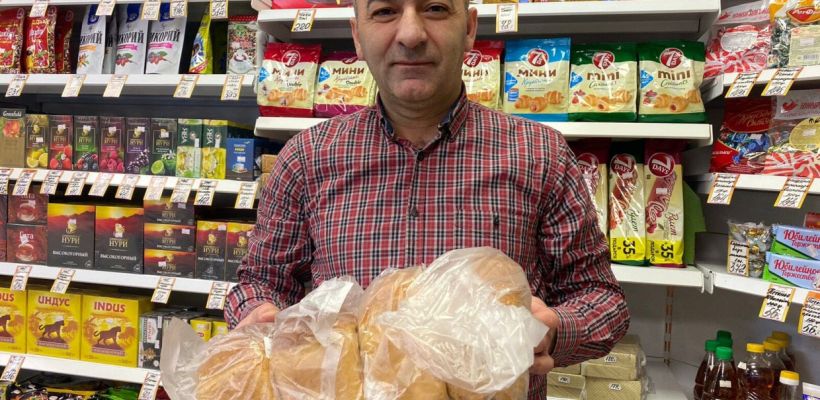 В Якутске владелец магазина, раздававший хлеб пенсионерам, задолжал миллионы поставщикам