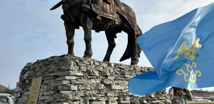 В Хангаласском улусе открыли памятники Тыгын Дархану и его потомкам