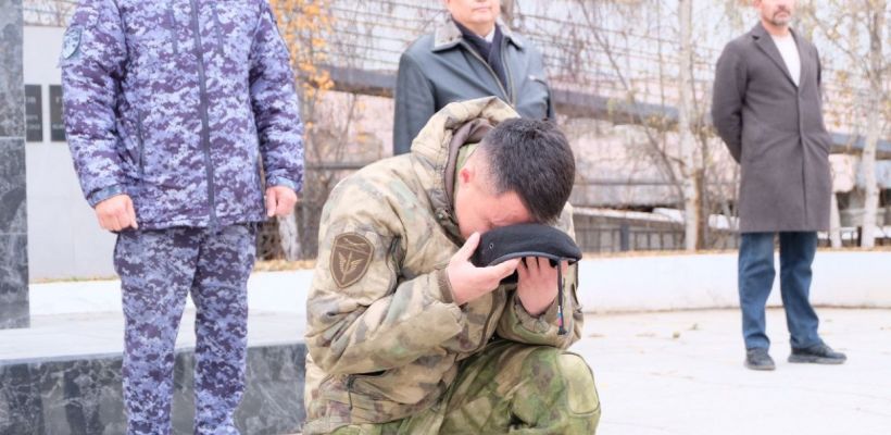 В День ОМОН Росгвардии четверым якутским бойцам вручили символ спецназа – черный берет