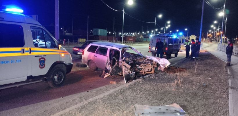 В Якутске машина врезалась в столб, водитель скончалась