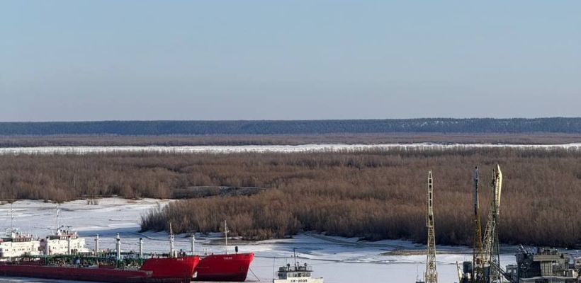 Между Якутском и Нижним Бестяхом курсируют всего два парома. Работа паромов завершится в ближайшие дни