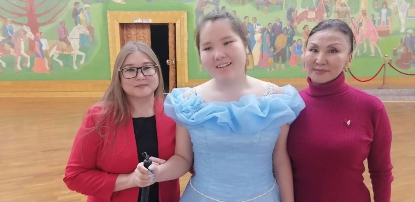 «Я родилась с оперным голосом». Интервью с Лизой Константиновой — девочкой, которая не видит, но слышит музыку сердцем