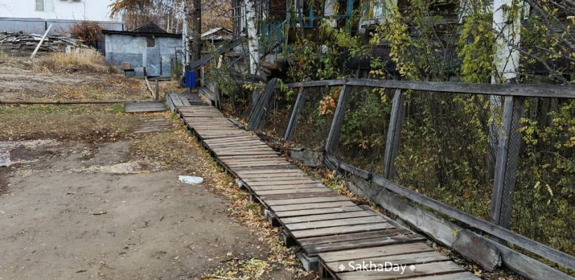 В Якутске многоквартирный дом оказался фактически отрезанным от мира