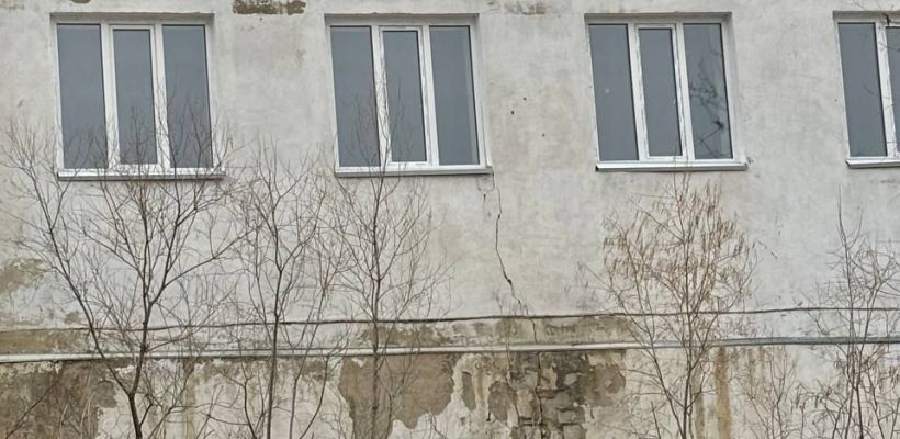 В Якутске в здании школы №3 выявлены трещины в фундаменте