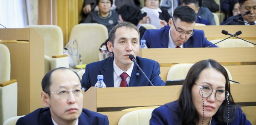 Депутат Ил Тумэна Александр Иванов обратился в прокуратуру из-за нарушений процедуры принятия изменений в Конституцию Якутии