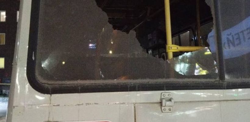 В Якутске снова повредили автобус — камнем разбили заднее стекло