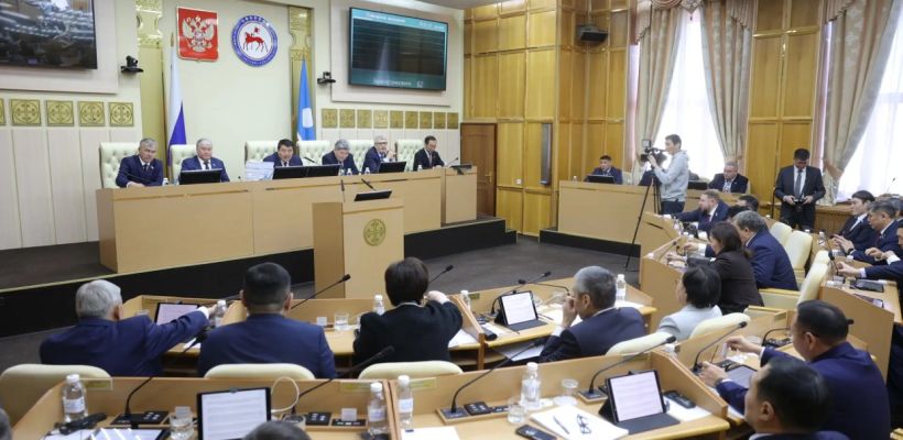 "Что вы здесь цирк устроили?", - Айсен Николаев. Приняты поправки в Конституцию Якутии