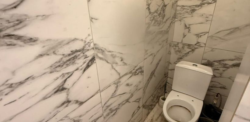 Якутяне выкидывают в унитазы куртки, памперсы и бутылки (видео)