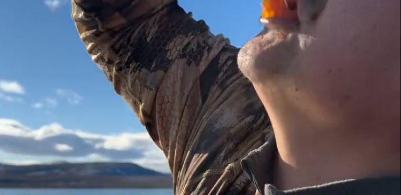 После видео якутского блогера паразитологи напомнили, чем грозит поедание сырой рыбы