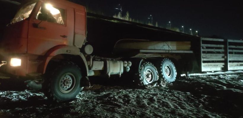 В Ленском районе спасатели помогли в затруднительной ситуации при транспортировке скота