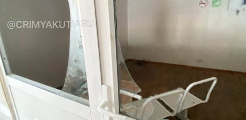 Сбой в системе видеонаблюдения осложнил поиск вандалов, разнесших остановку у «Столичного»