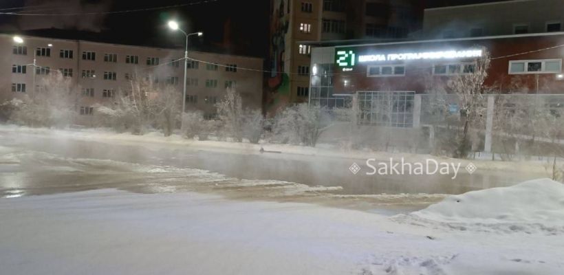 Фотофакт: На улице Ойунского в Якутске произошел разлив канализации
