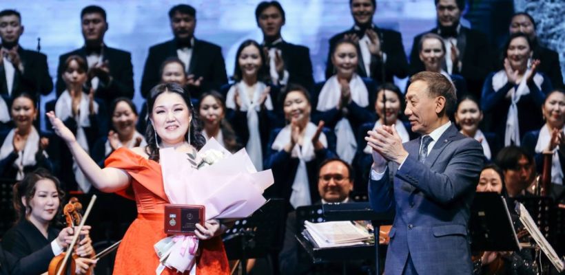 Двойной триумф: Екатерина Захарова стала заслуженной артисткой Якутии