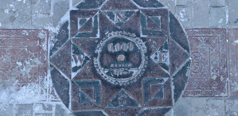 Фотофакт: В Якутске перенесли знак «Нулевой километр» из-за плохого соседства