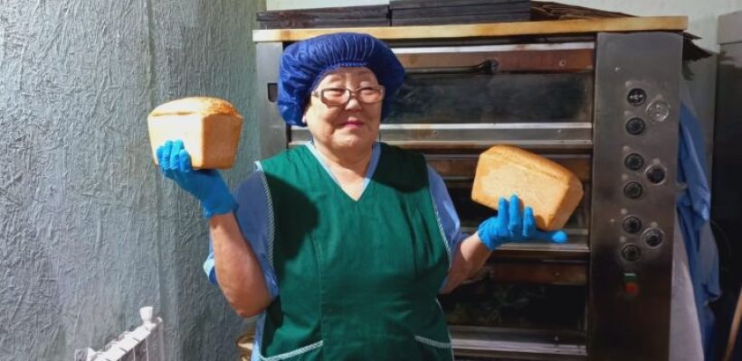 Хлеб — больше не дефицит в якутском селе Чукар. На работу вышла пекарь советской закалки