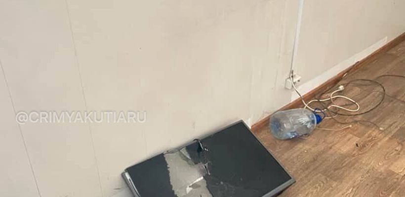 В Якутске вандалы в очередной раз разнесли теплую остановку. Полиция начала проверку