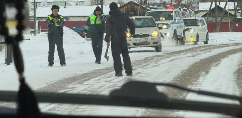 Фотофакт: В Якутии женщина с топором вышла на дорогу — её остановили полицейские