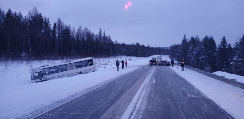 Фотофакт: На алданской трассе произошла авария с маршрутным автобусом