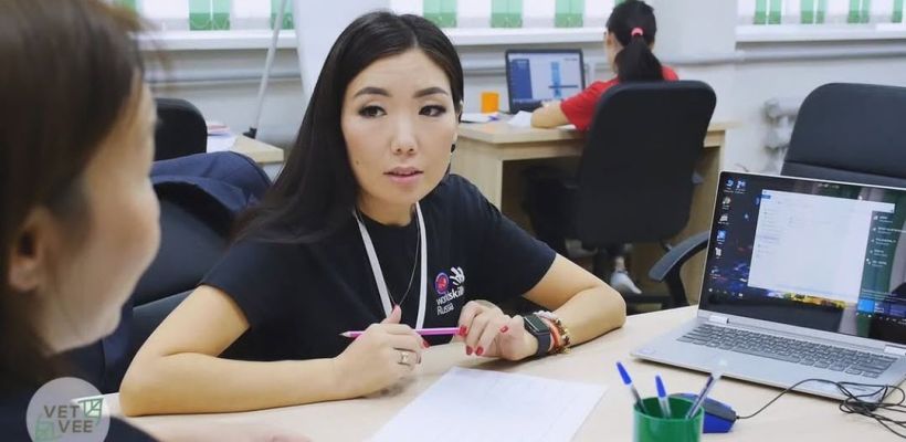 «17 тысяч за 15 лет работы»: блогер рассказала, сколько зарабатывает преподаватель колледжа в Якутске