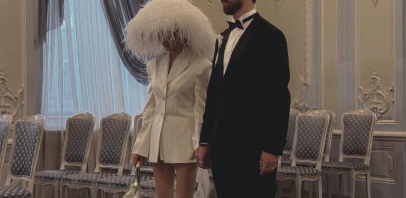 Фотофакт: Известный стилист родом из Якутии Гала Борзова расписалась с художником