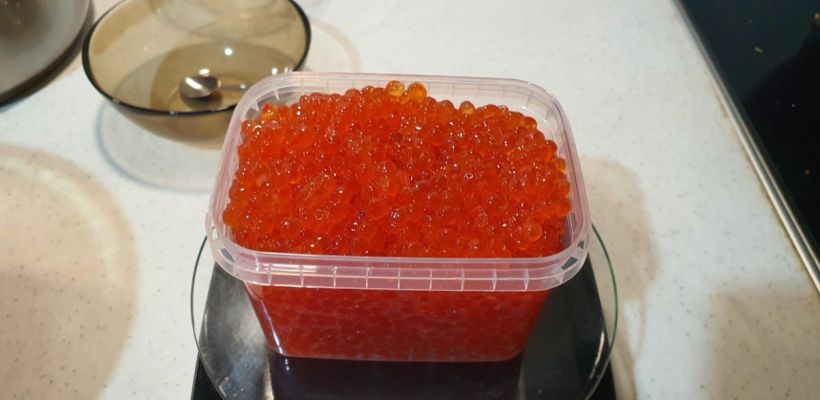 В Якутске один килограмм красной икры стоит минимум 7,5 тысяч рублей. Как не ошибиться в выборе?