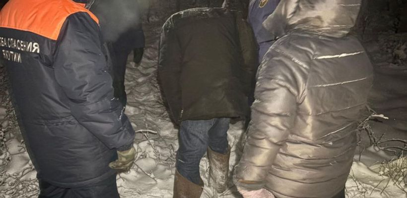 Спасатели эвакуировали заблудившуюся на Вилюйском тракте пару