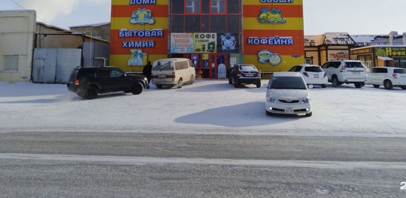 Возле торгового центра в Якутске женщина в камуфляжной одежде и на костылях просила милостыню