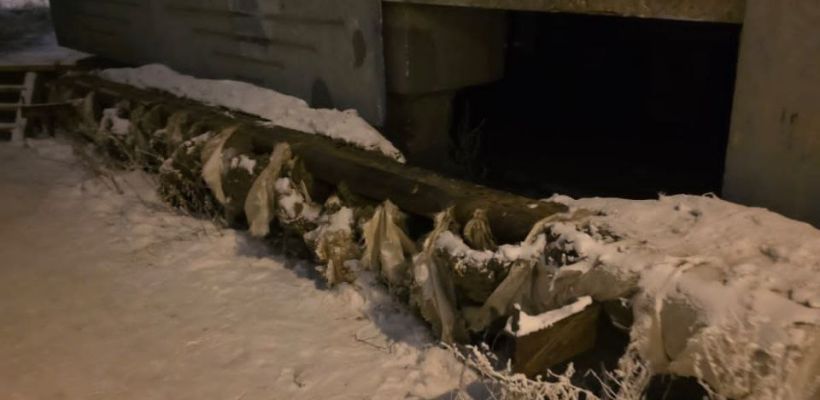 «Мы ходим дома в унтах»: жильцы дома на Бестужева-Марлинского замерзают при −50°