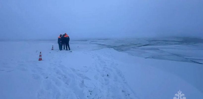 Трое, включая ребенка, погибли при провале автомобиля под лед в Якутске