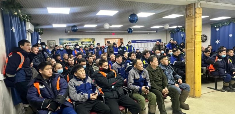 Алексей Окороков провел встречи с трудовыми коллективами приисков Маят и Молодо