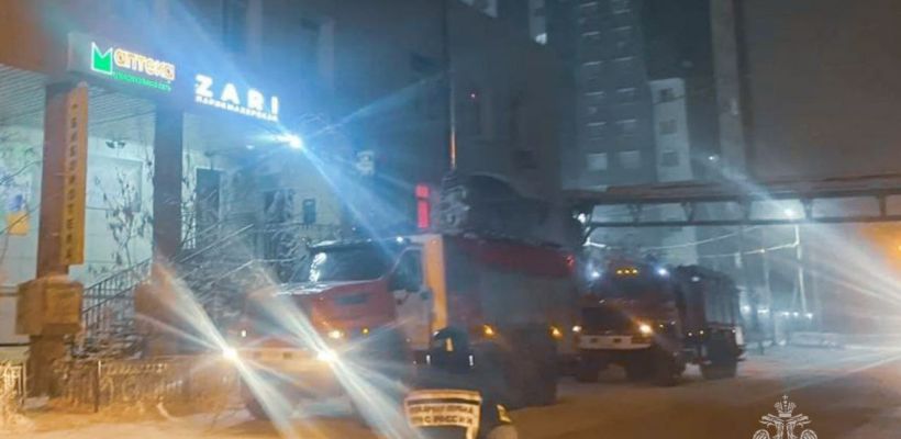 В Якутске ночью произошел пожар в квартире дома на улице Ленина. Эвакуировано 66 человек
