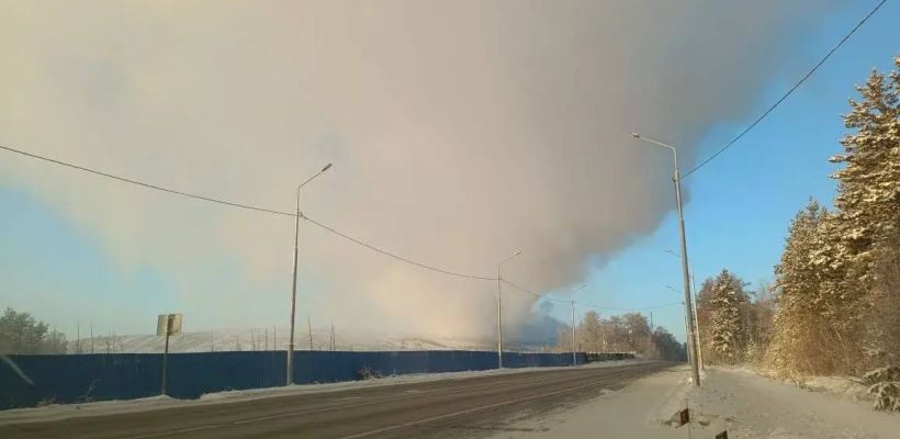 Фотофакт: Горит свалка на Вилюйском тракте