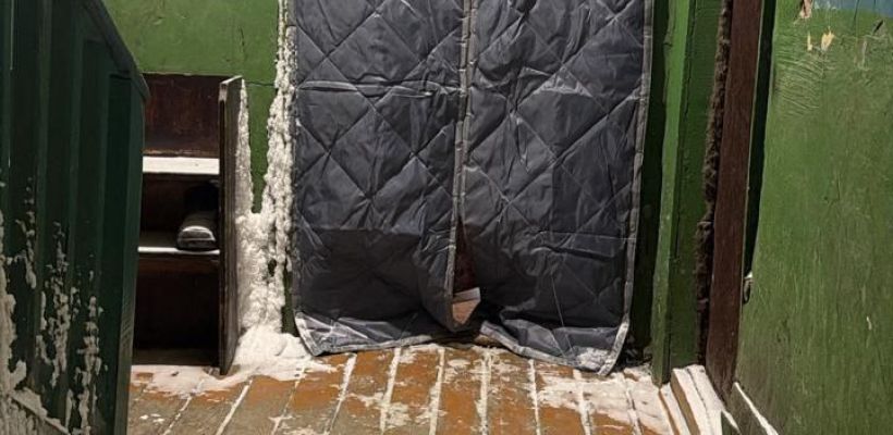 Жительница Батагая живёт в промерзшей квартире