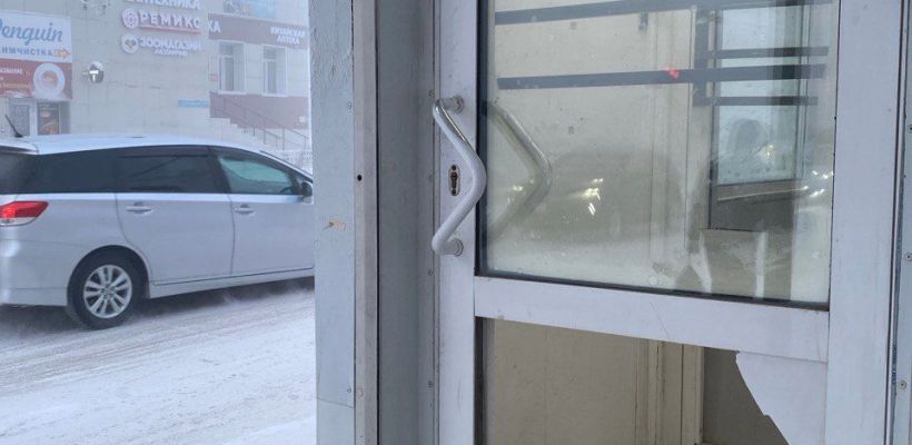 Фотофакт: В Якутске разнесли еще одну остановку. Полиция проводит проверку