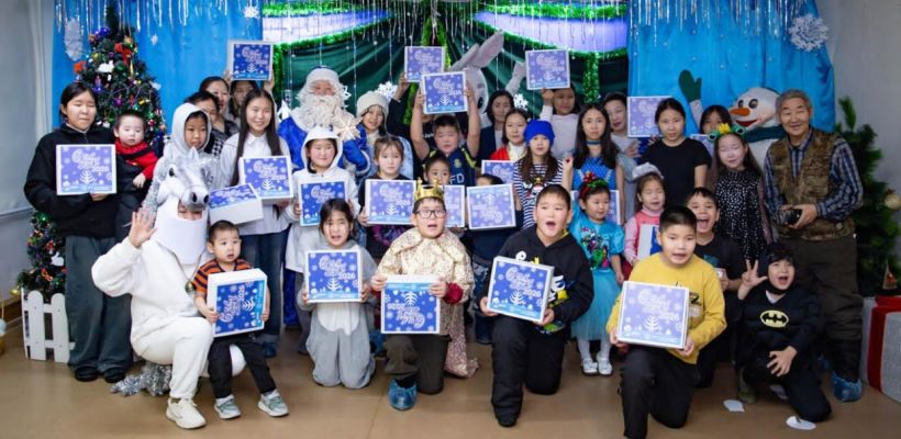 Виктор Лебедев подарил новогодние подарки 165 детям из Таттинского и Томпонского районов