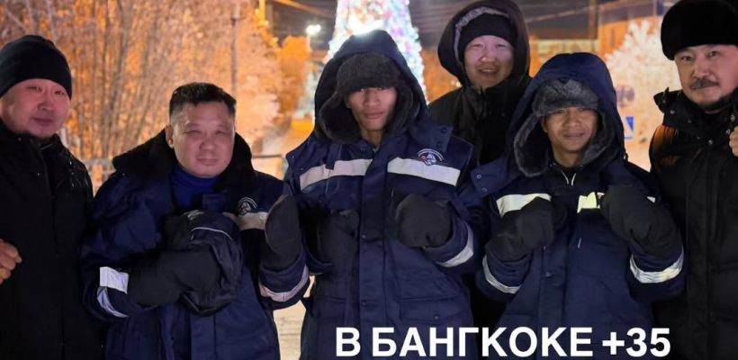 Фотофакт: В Якутске боксера и его команду из Таиланда по традиции нарядили в рабочие спецовки
